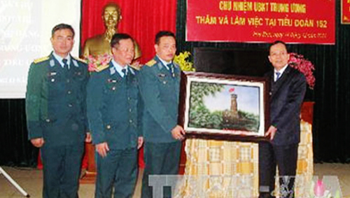 Elogian batallón de misiles en Vietnam